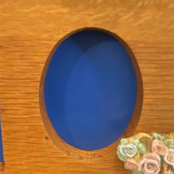 VINTAGE FRAME -- Musical, Holds 2 Photos, Garden Theme w/Hat & Basket of Flowers - Picture 8 of 9